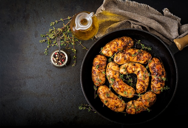 Dieetworsten van de filet van Turkije en paddestoelen in pan.