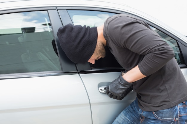 Dief die in een auto brekend