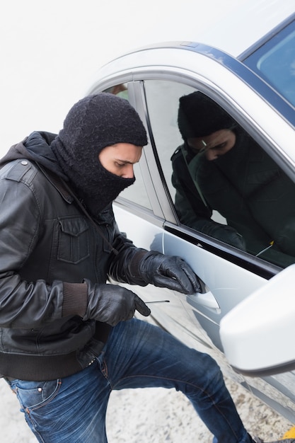 Dief die in een auto brekend