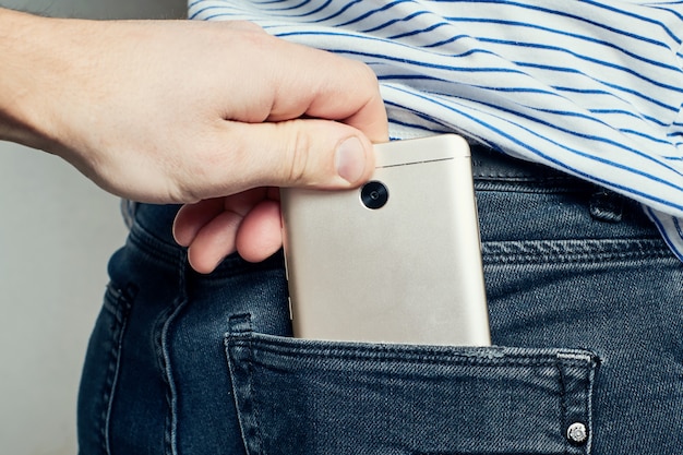 Dief steelt smartphone van achterzakjeans