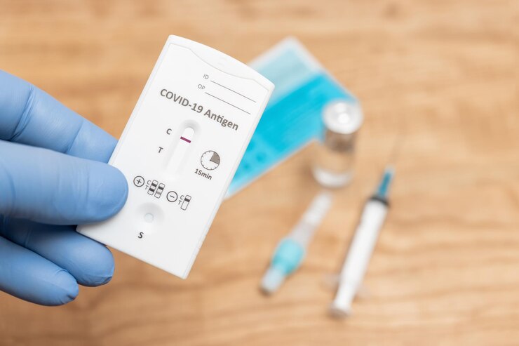 Foto dien een medische handschoen in met een snelle antigeentestkit voor virale ziekte covid19 met negatief resultaat