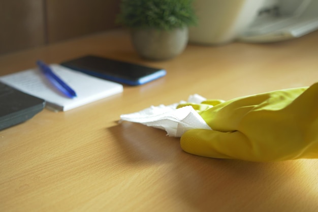 Dien rubberen handschoenen schoonmaaktafel met doek in