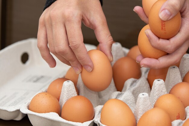 Dienblad met bruine en biologische kippeneieren op tafel