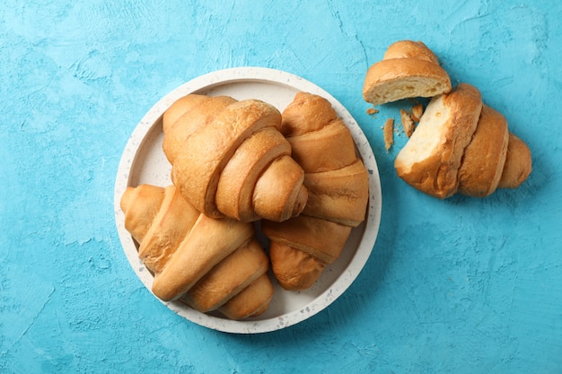 Dienblad met croissants op blauwe achtergrond, hoogste mening