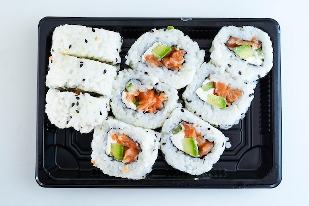 Dienblad met diverse stukjes sushi California roll