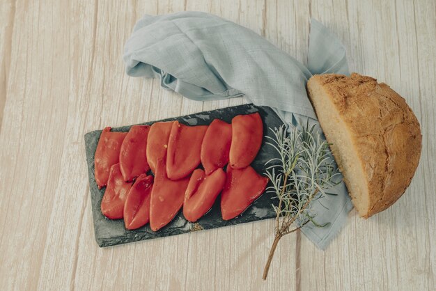 Dienblad met houtgeroosterde paprika's met olijven typisch Spaanse tapas