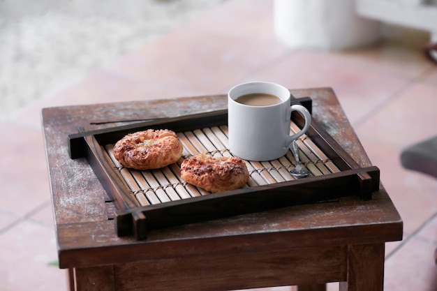 Dienblad met lekker ontbijt op kleine houten tafel