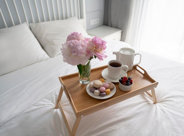 Dienblad met ontbijt op bed