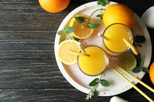 Dienblad met Tequila Sunrise-cocktails op houten tafel