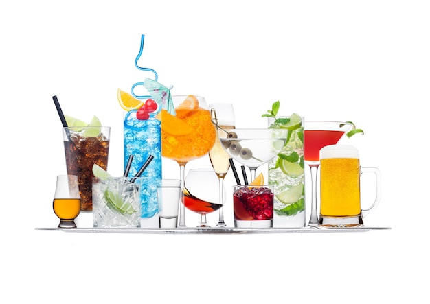 Dienblad met verschillende cocktails met ijs geïsoleerd op een witte achtergrond. blauwe lagune, martini, negroni, mojito, spritz, gimlet, cuba libre, cosmopolitan, margarita.