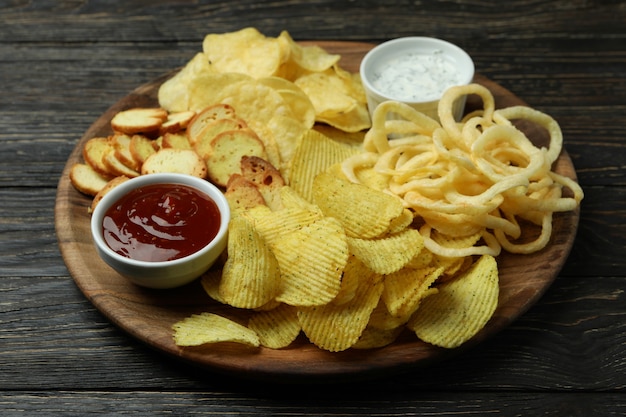 Dienblad met verschillende snacks op houten oppervlak