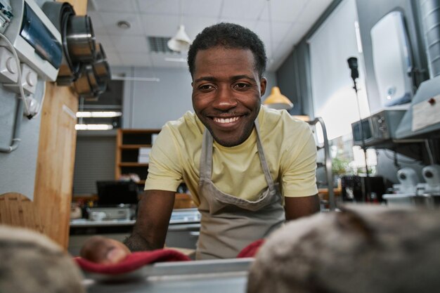 Dienblad uit de oven halen