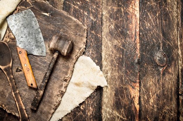 Dienende achtergrond. oude keukengereedschap snijplank. op een houten tafel.