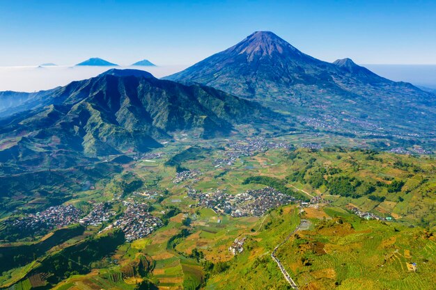 Dieng plateau met Sindoro berg en Sikunir heuvel