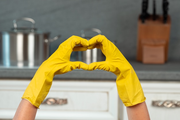 Foto dient gele handschoenen in de keuken in