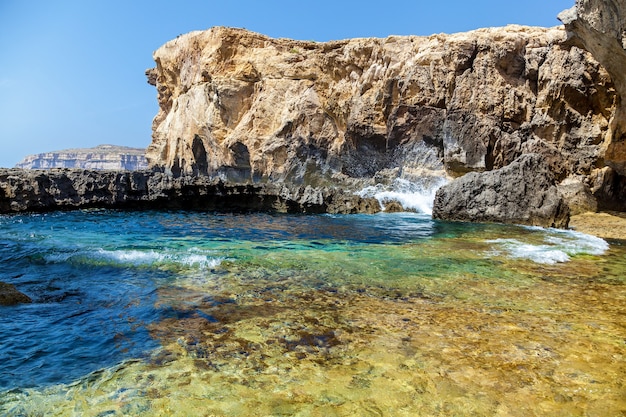 Diep blauw gat bij het wereldberoemde Azure Window in Gozo. Eiland Mediterraan natuurwonder