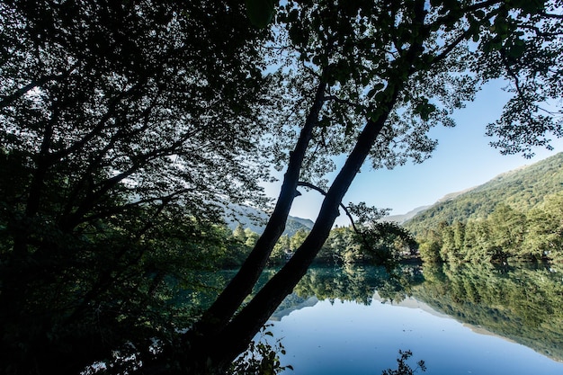 Diep karstmeer chirikkel in kabardinobalkarië, rusland