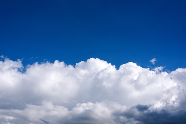 Diepblauwe lucht en witte wolken