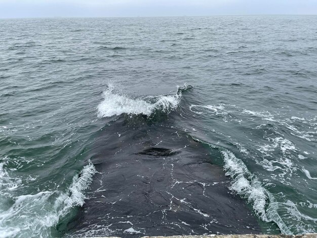 Diepblauwe wateren van de zee onder een sombere lucht