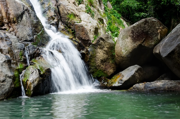 Diepe bos kleine tropische waterval