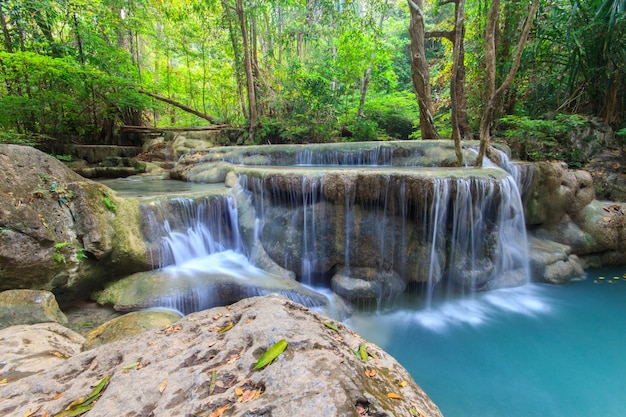 Diepe boswaterval bij Erawan-waterval Nationaal Park Kanchanaburi Thailand