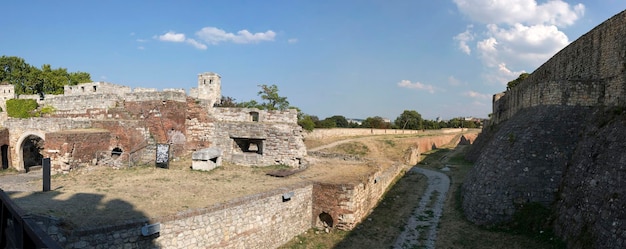 Diepe en brede sloot voor het fort van Belgrado Servië