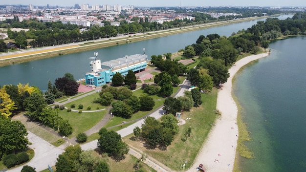 Diepe rivier in het groen nabij de stad