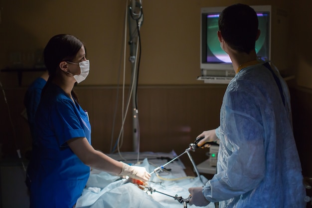 Dierenartsen die chirurgie in de kliniek doen.