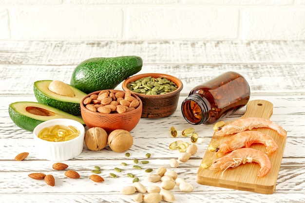 Dierlijke en plantaardige bronnen van omega-3 zuren. Evenwichtig dieetconcept. Assortiment van gezonde voeding op houten tafel,