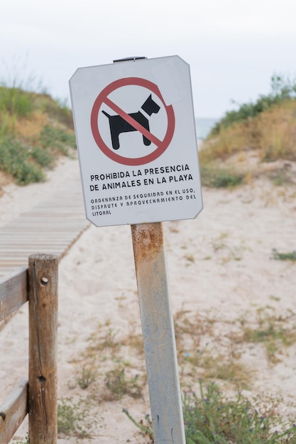 dierverbodsbord op het strand