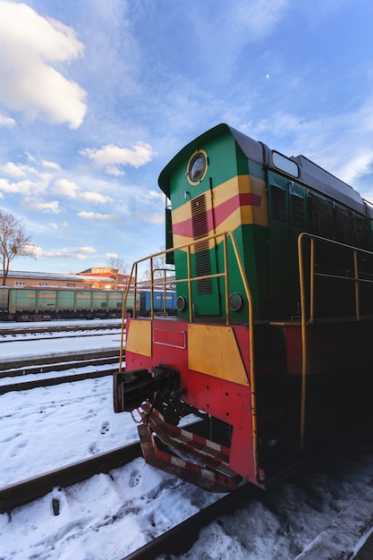 Treno diesel in una soleggiata giornata invernale.