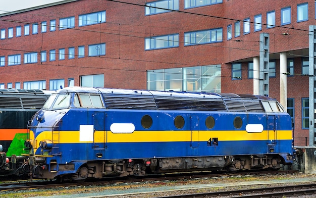 Diesellocomotief op het treinstation van Amersfoort in Nederland