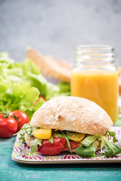 Panino dietetico con verdure fresche