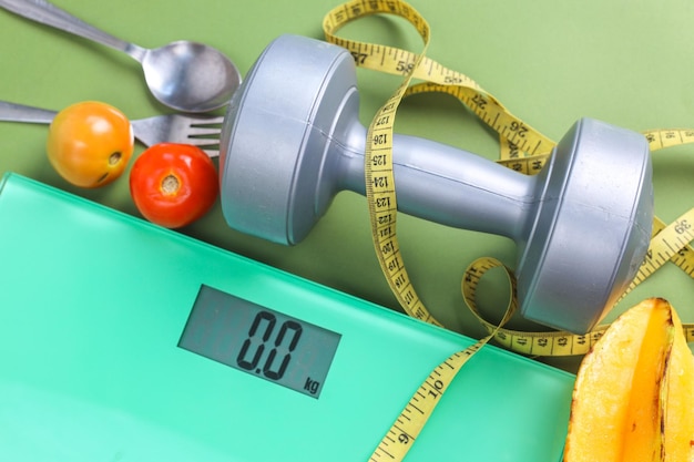 Diet concept Weight Scale Measuring Tape Fruits en Dumbbell voor dieet en gewichtsverlies