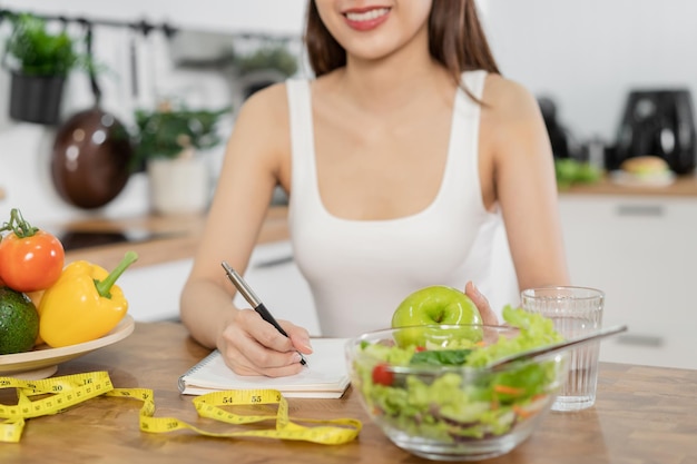 사진 다이어트 다이어트 아시아인 젊은 여성 일하는 여성 다이어트 계획 옳다 영양 참다 녹색 사과 야채 샐러드는 건강에 좋다 선택하지 않는다 정크 푸드 영양사 여성 다이어트 인물 사람