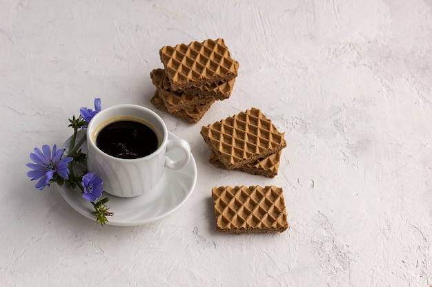 Cicoria bevanda dietetica in una tazza, sostituto del caffè.