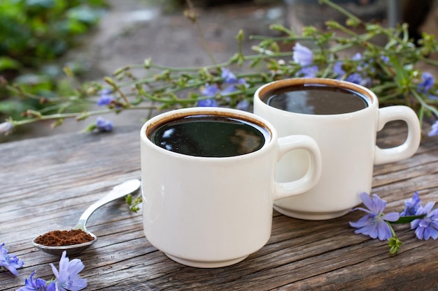 컵 커피에 있는 다이어트 음료 치커리는 분말과 초본 음료 선택적 초점을 대체합니다.