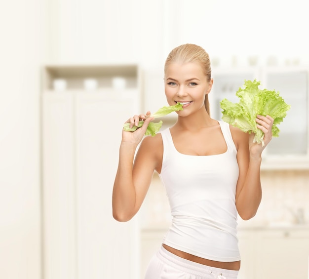 концепция диеты и фитнеса - изображение здоровой женщины, кусающей кусок салата