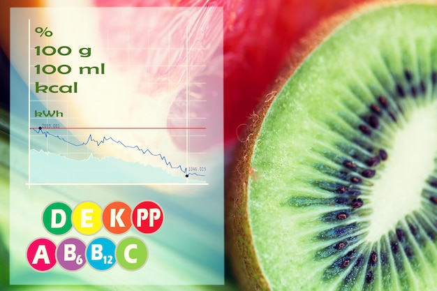 Foto concetto di dieta, cibo, alimentazione sana e oggetti - primo piano di fette di kiwi e pompelmo maturi con grafico di calorie e vitamine