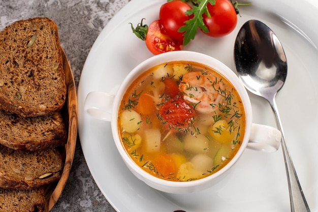 Zuppa fresca dietetica con un menu detox di gamberetti