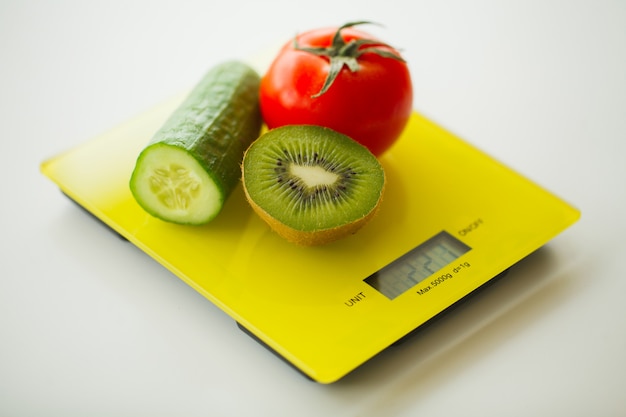 Foto dieta, frutta e verdura su bilancia