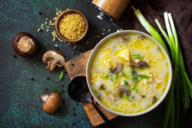 Concetto di dieta e alimentazione sana zuppa di crema di funghi reali con bulgur vista dall'alto