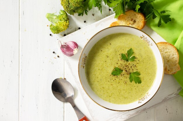 Menu dietetico concetto di alimentazione sana zuppa di purè di broccoli con crostini all'aglio vista dall'alto