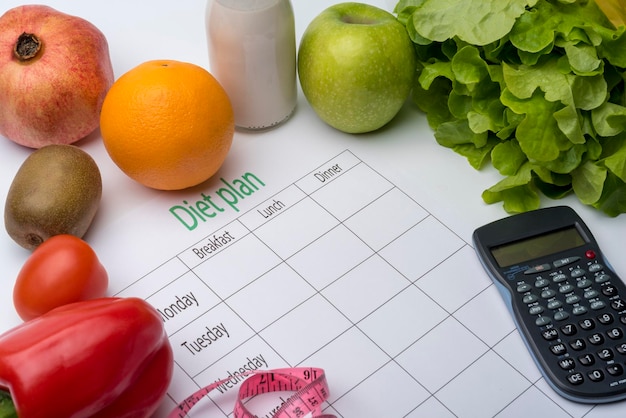 Photo diet plan sheet and fresh food on white background