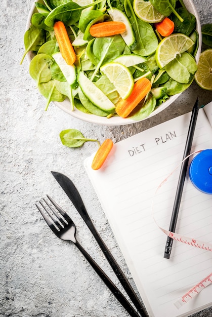 ダイエット計画減量コンセプト、新鮮な野菜サラダ