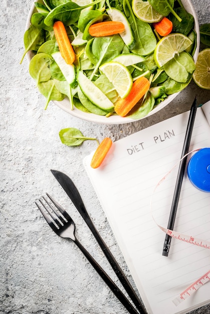 Il peso del piano di dieta perde il concetto, insalata della verdura fresca