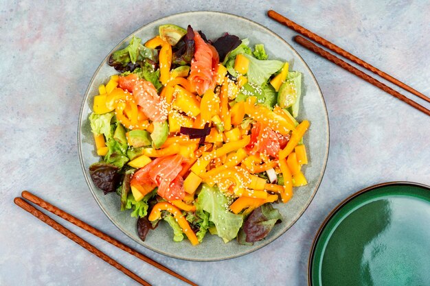 Insalata dietetica con salmone salato