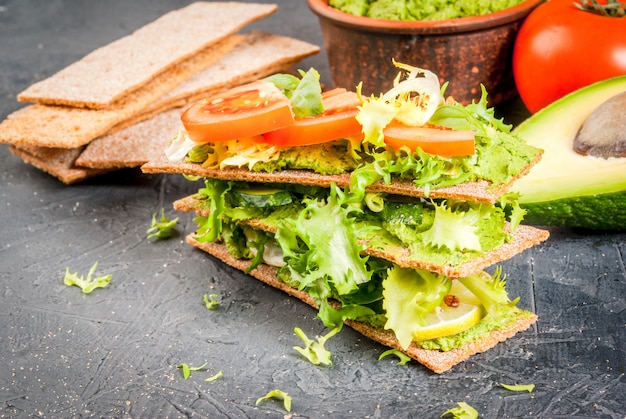 Диетические бутерброды с гуакамоле и свежими овощами
