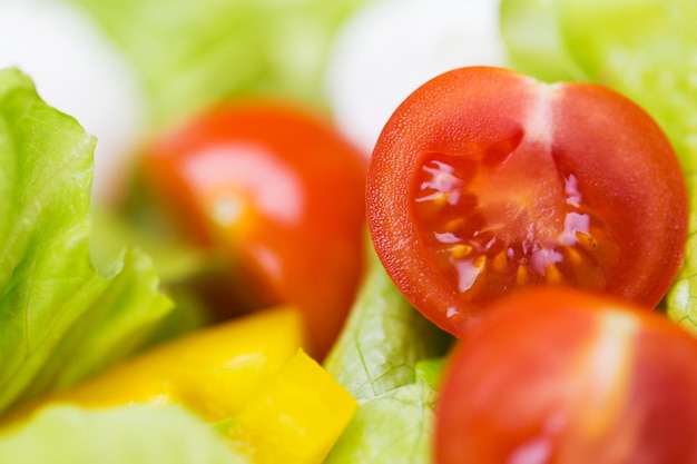 다이어트, 식물성 음식, 건강한 식습관 및 물체 개념 - 샐러드에 잘 익은 채소를 가까이