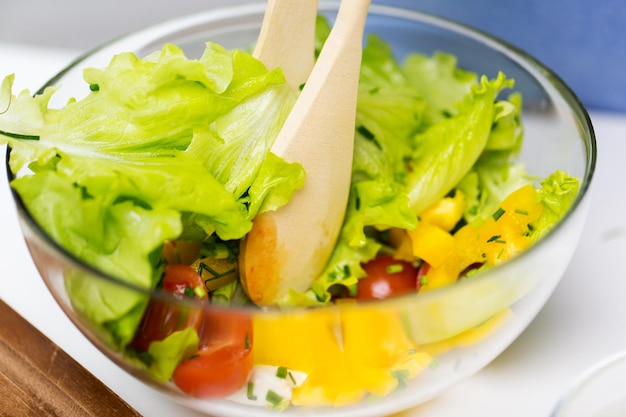 다이어트, 식물성 식품, 건강한 식습관 및 객체 개념 - 유리 그릇에 체리 토마토와 상추를 곁들인 야채 샐러드를 닫습니다.